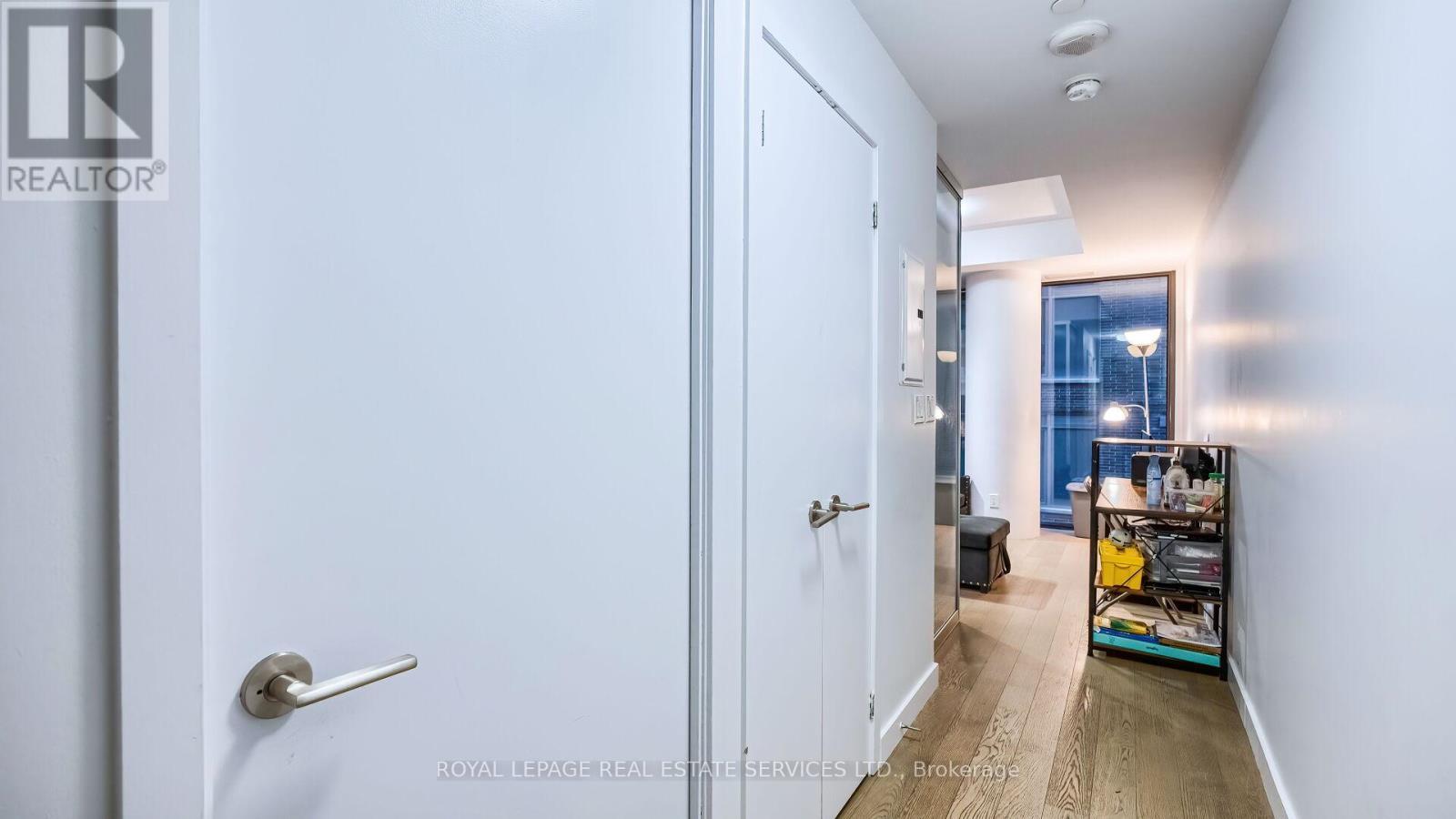












1301 - 111 BATHURST STREET

,
Toronto,




Ontario
M5V0M9

