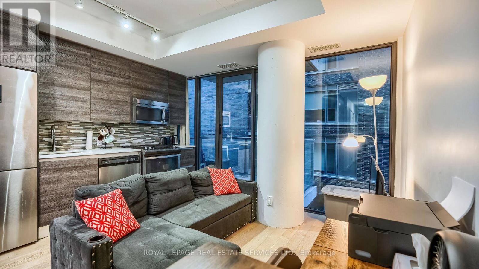 












1301 - 111 BATHURST STREET

,
Toronto,




Ontario
M5V0M9

