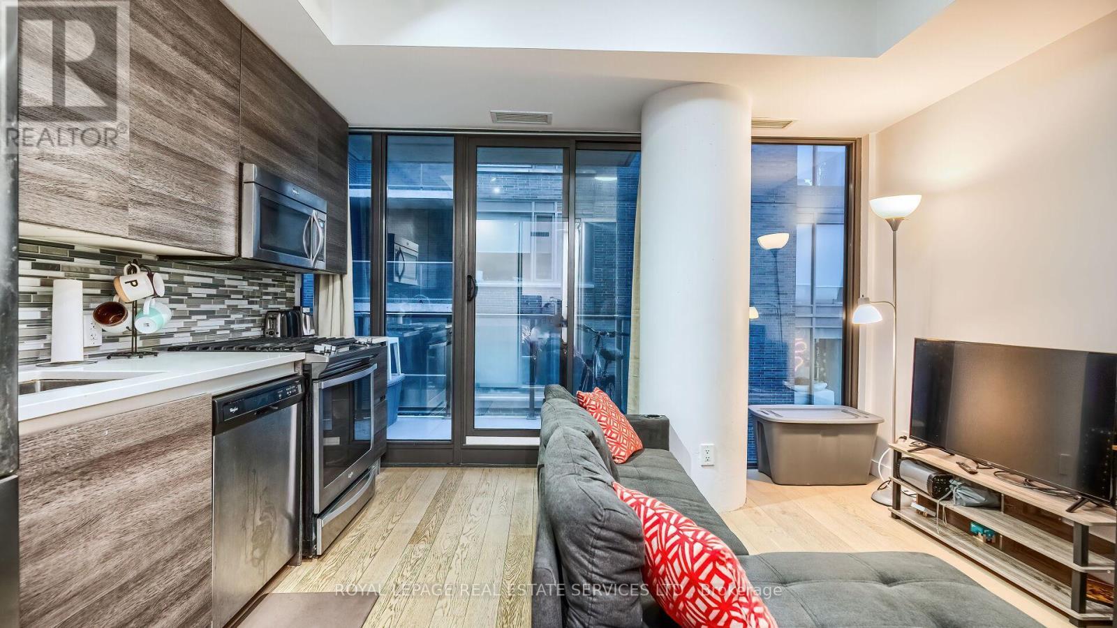 












1301 - 111 BATHURST STREET

,
Toronto,




Ontario
M5V0M9

