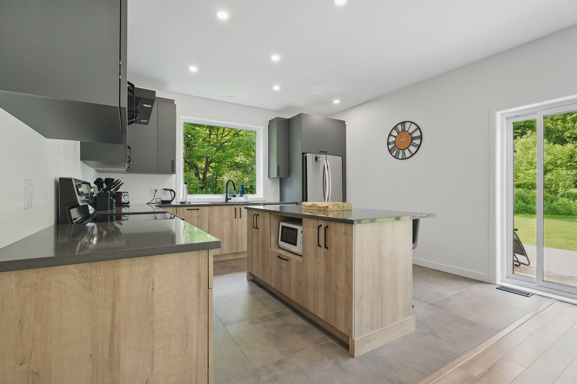 









61


Ch. du Marécage

,
Val-des-Monts,




QC
J8N4J5


