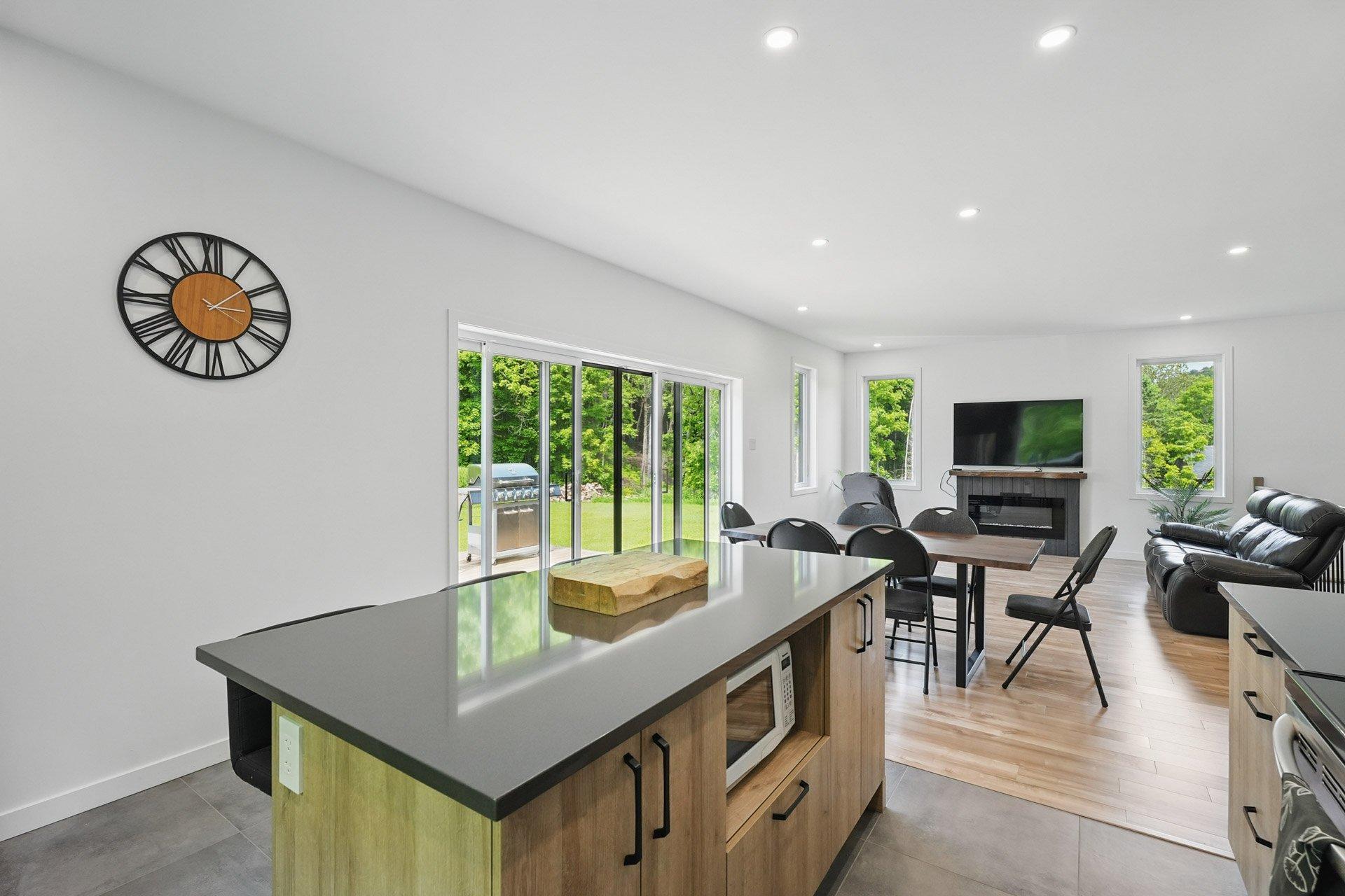 









61


Ch. du Marécage

,
Val-des-Monts,




QC
J8N4J5

