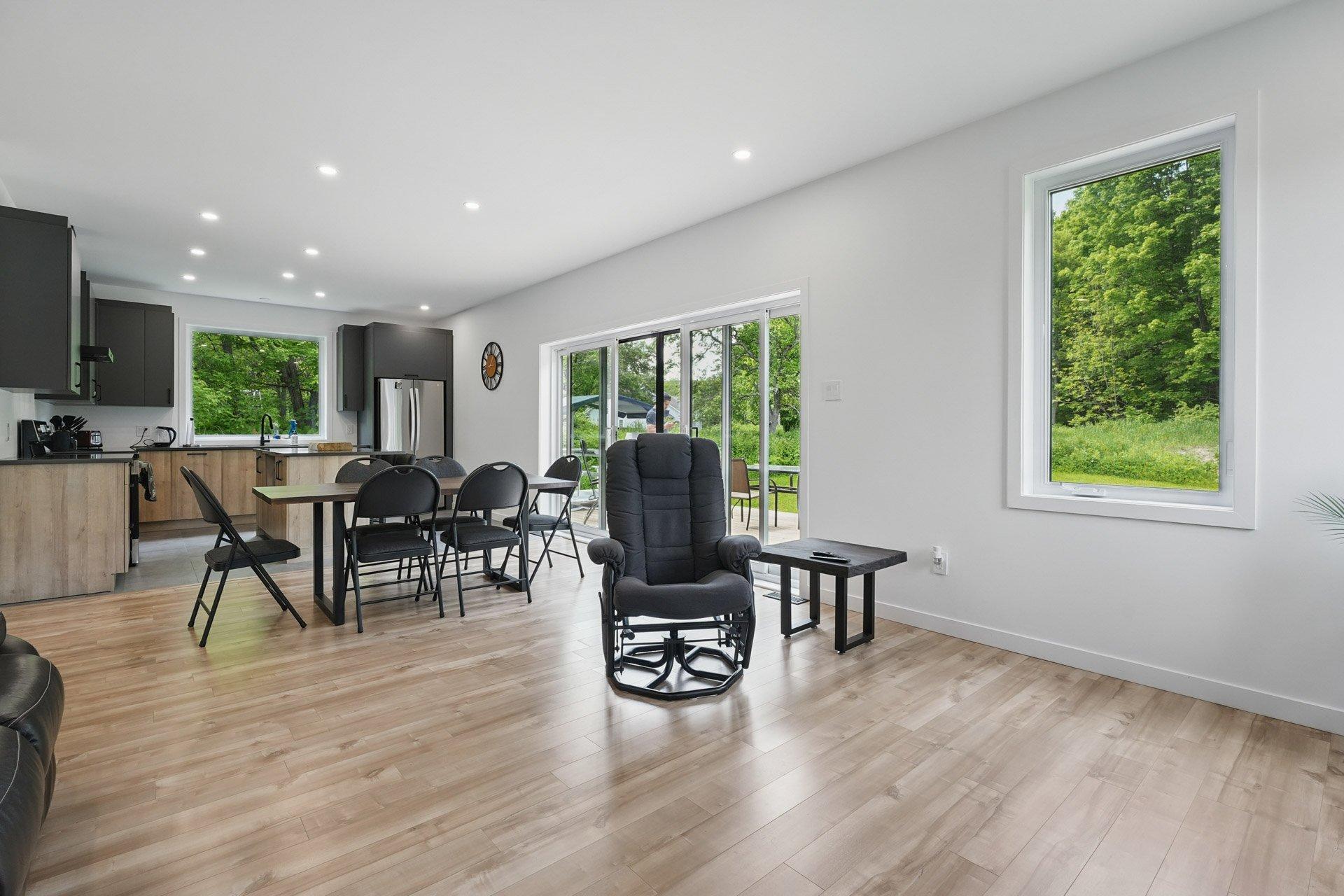 









61


Ch. du Marécage

,
Val-des-Monts,




QC
J8N4J5

