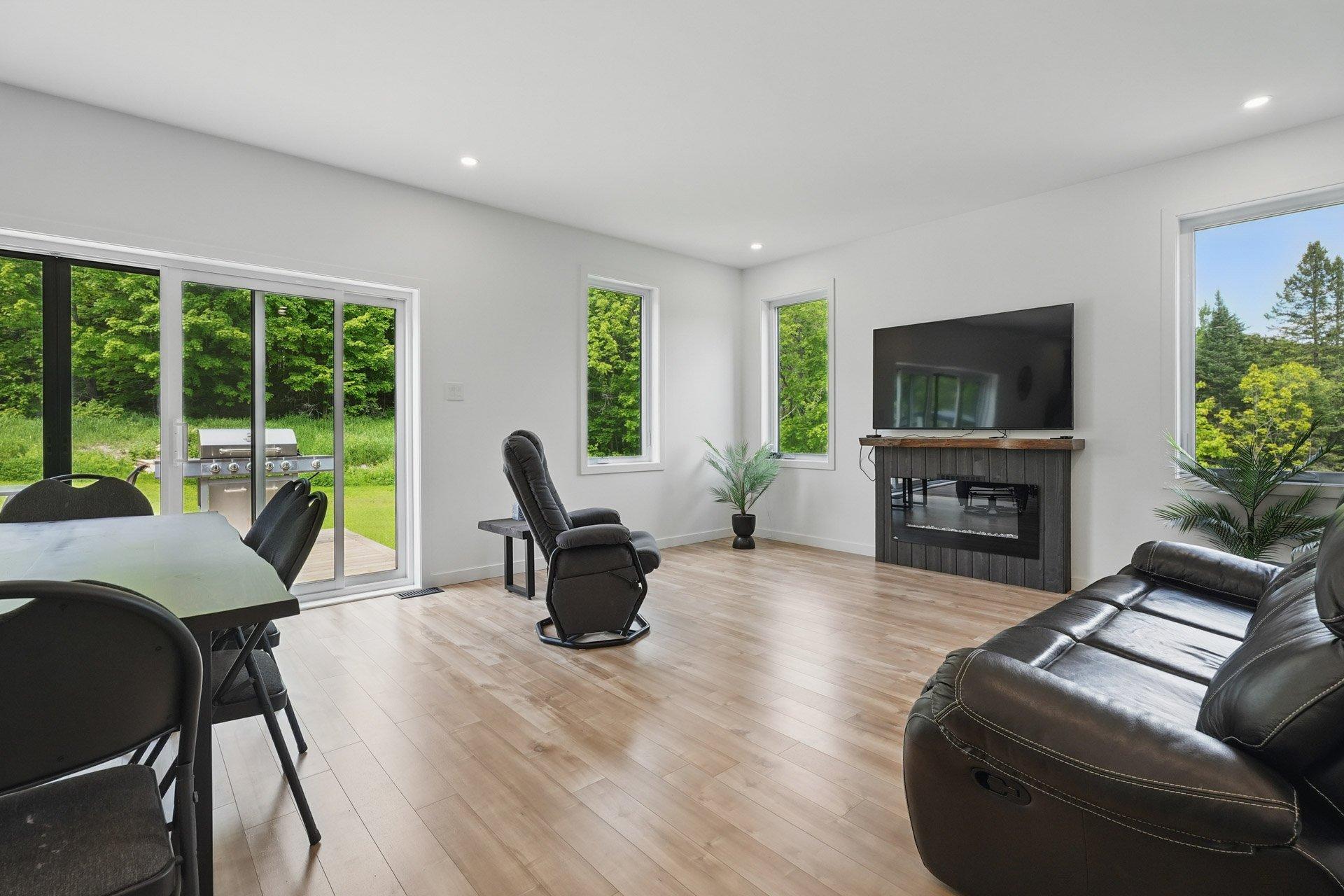 









61


Ch. du Marécage

,
Val-des-Monts,




QC
J8N4J5

