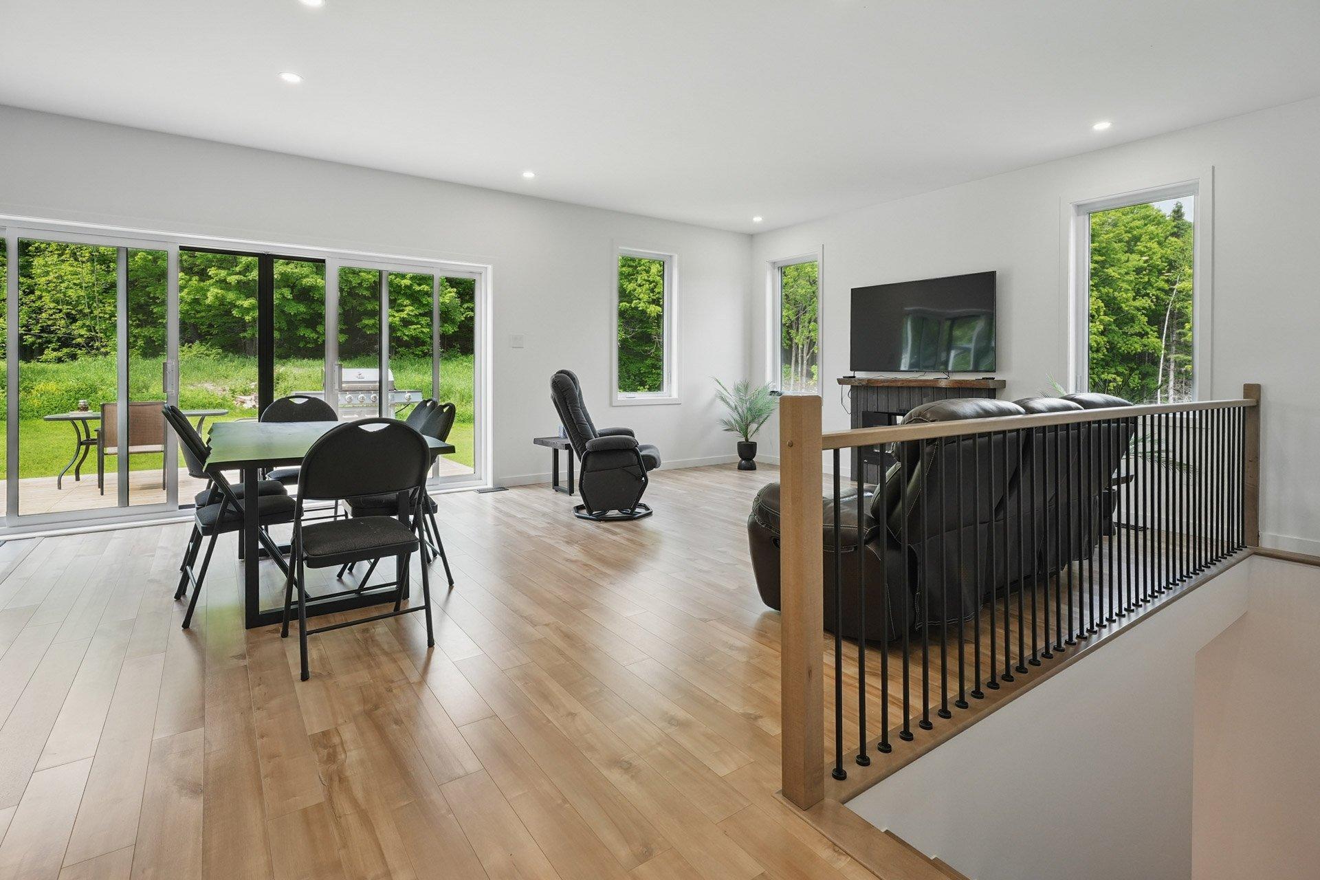 









61


Ch. du Marécage

,
Val-des-Monts,




QC
J8N4J5

