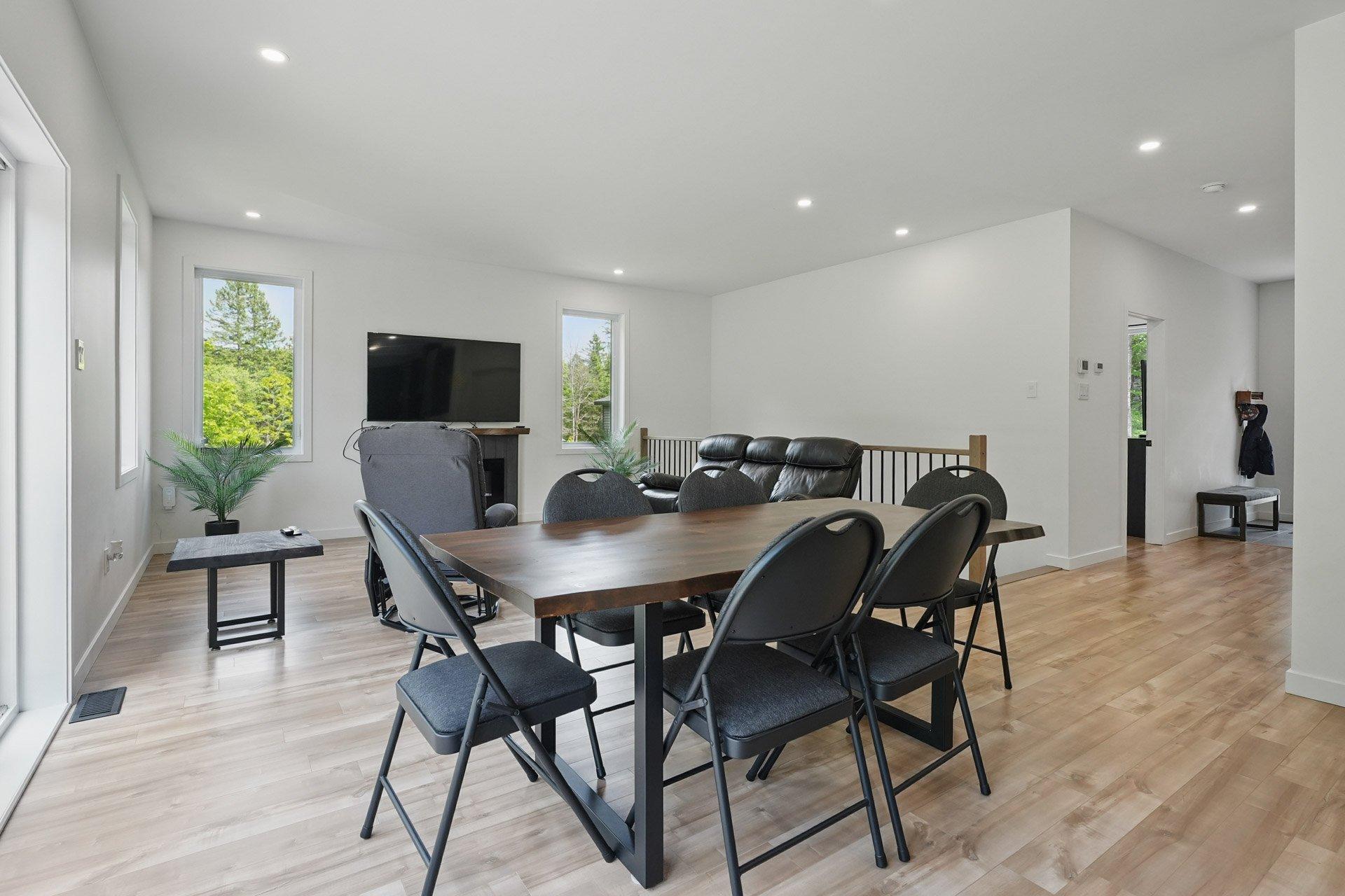









61


Ch. du Marécage

,
Val-des-Monts,




QC
J8N4J5

