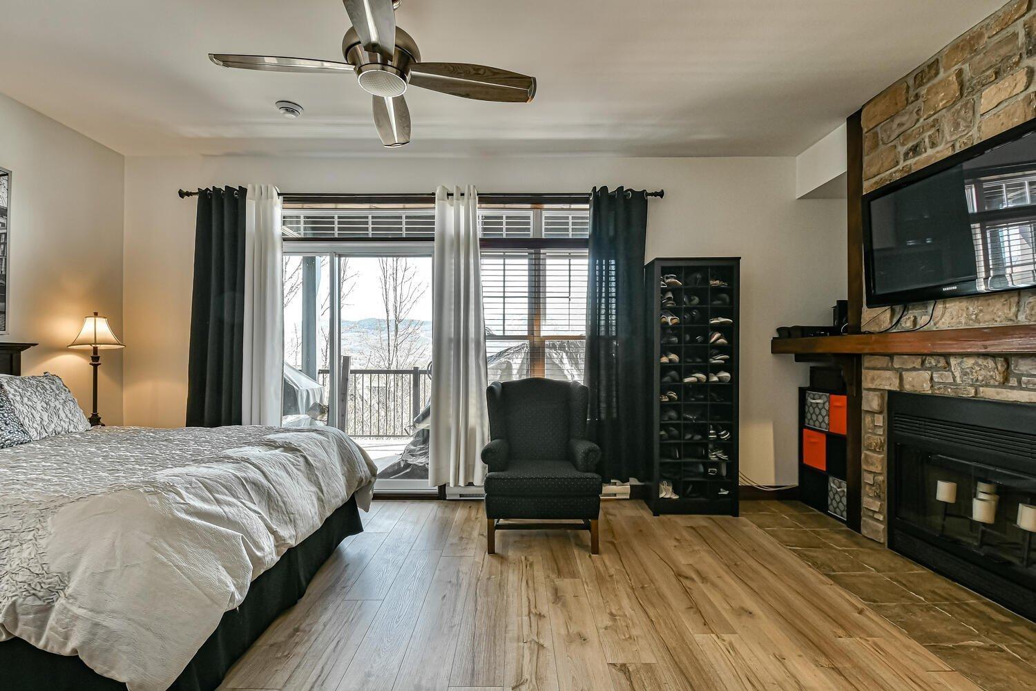 









250


Rue du Mont-Plaisant

, 4,
Mont-Tremblant,




QC
J8E1L2


