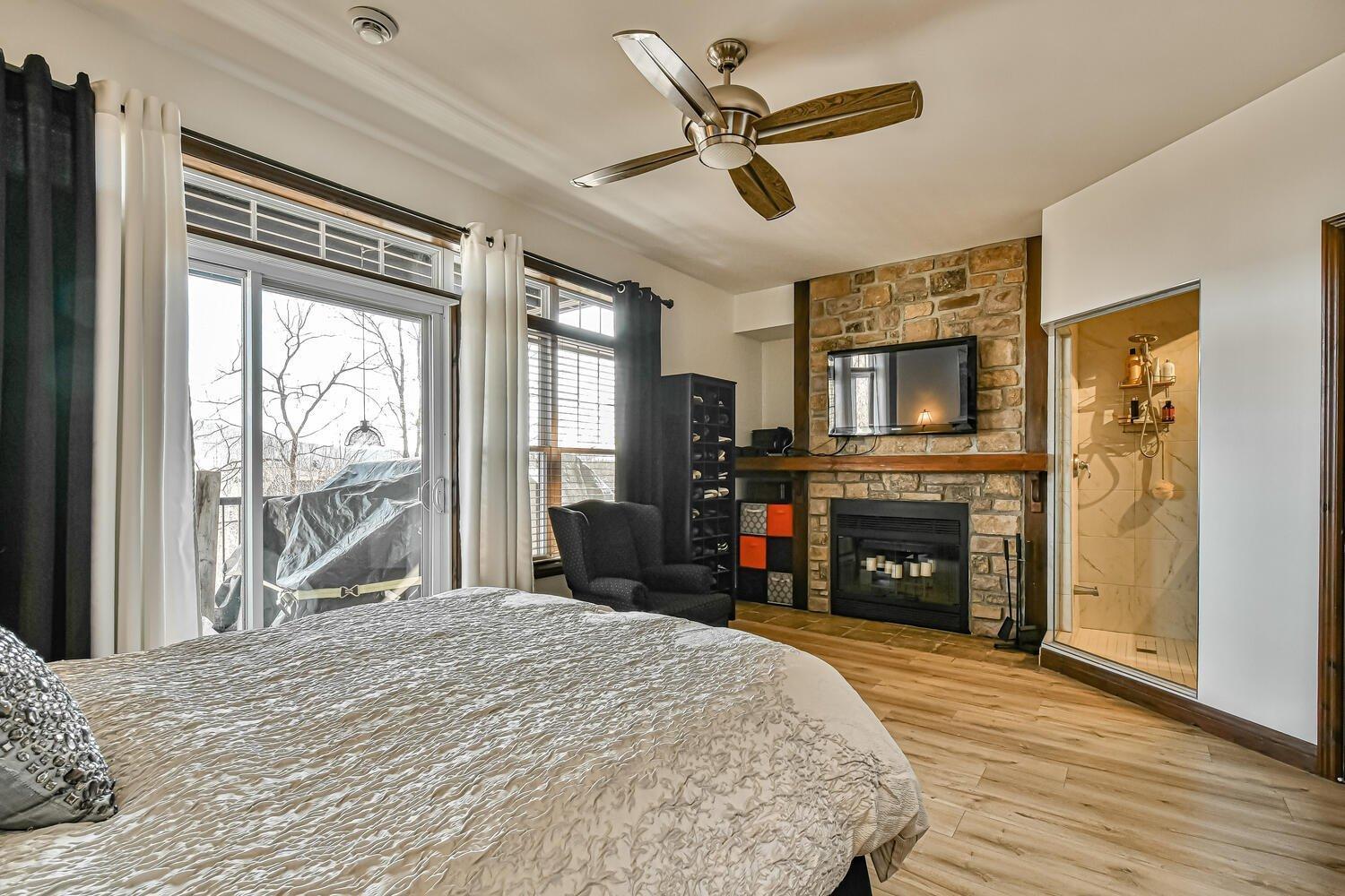 









250


Rue du Mont-Plaisant

, 4,
Mont-Tremblant,




QC
J8E1L2

