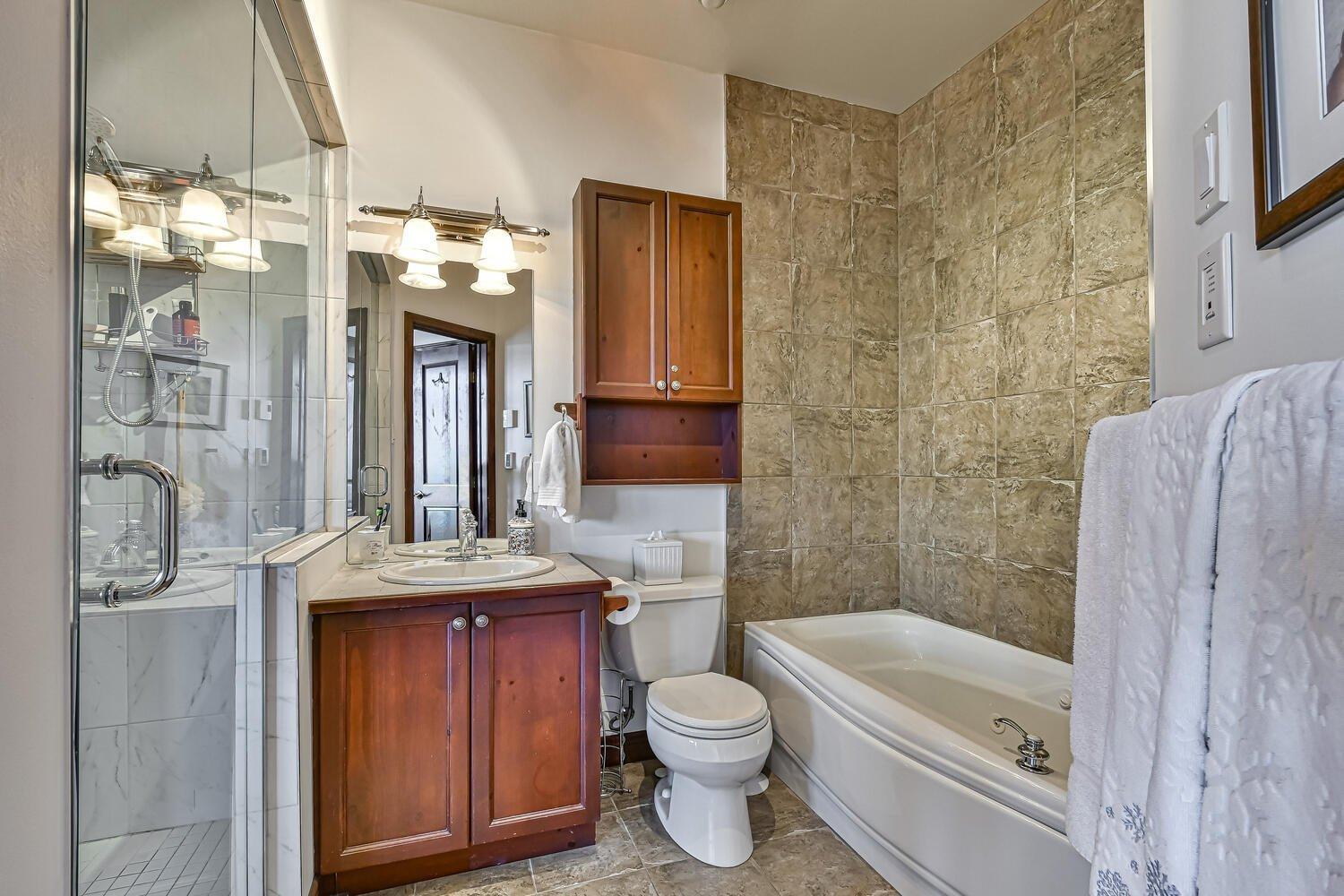 









250


Rue du Mont-Plaisant

, 4,
Mont-Tremblant,




QC
J8E1L2

