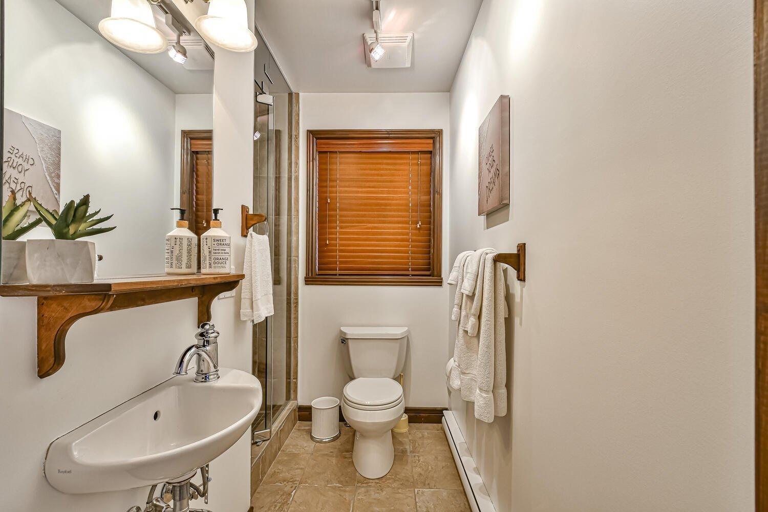 









250


Rue du Mont-Plaisant

, 4,
Mont-Tremblant,




QC
J8E1L2

