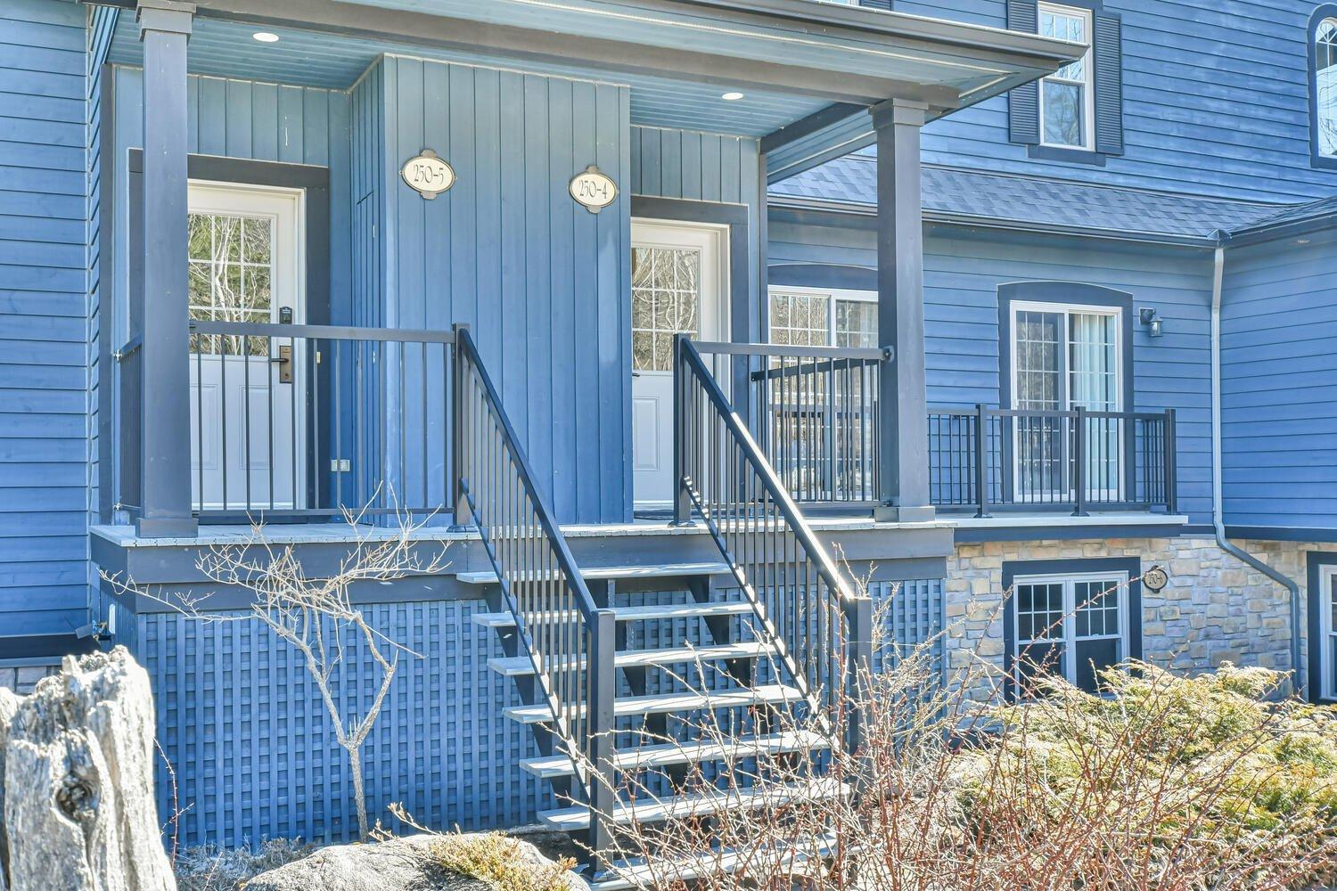 









250


Rue du Mont-Plaisant

, 4,
Mont-Tremblant,




QC
J8E1L2


