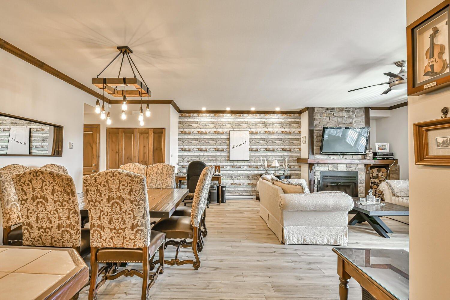 









250


Rue du Mont-Plaisant

, 4,
Mont-Tremblant,




QC
J8E1L2

