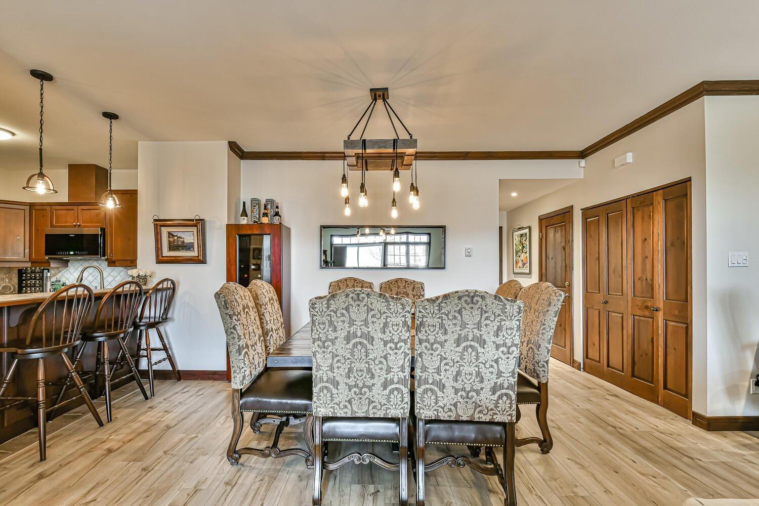 









250


Rue du Mont-Plaisant

, 4,
Mont-Tremblant,




QC
J8E1L2


