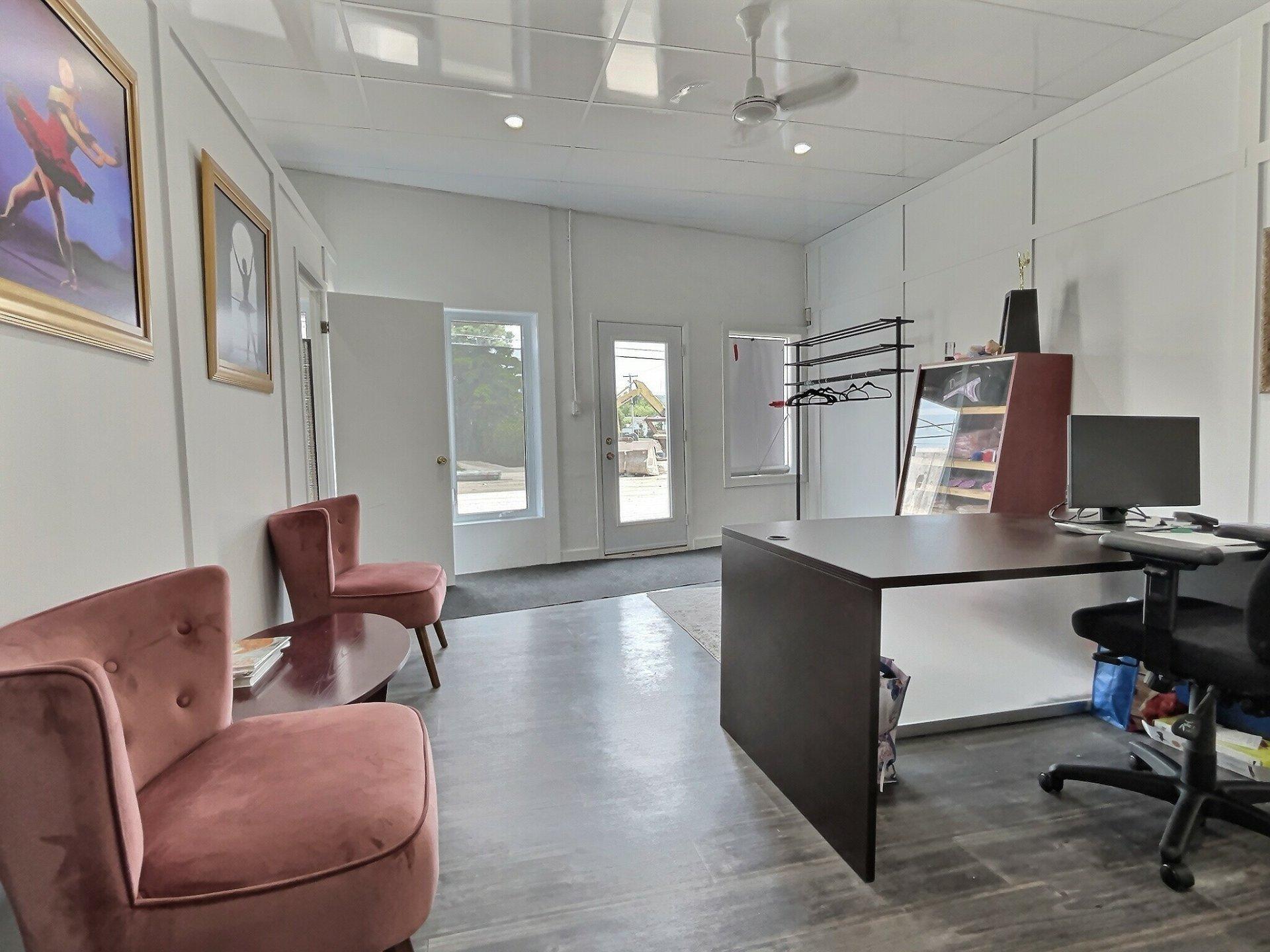 









881


Rue Notre-Dame E.

,
Thetford Mines,




QC
G6G2S9

