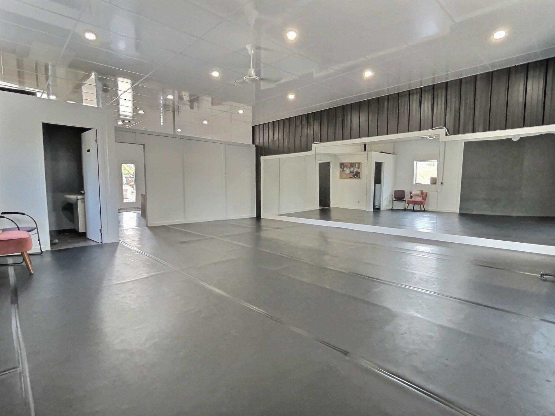 









881


Rue Notre-Dame E.

,
Thetford Mines,




QC
G6G2S9

