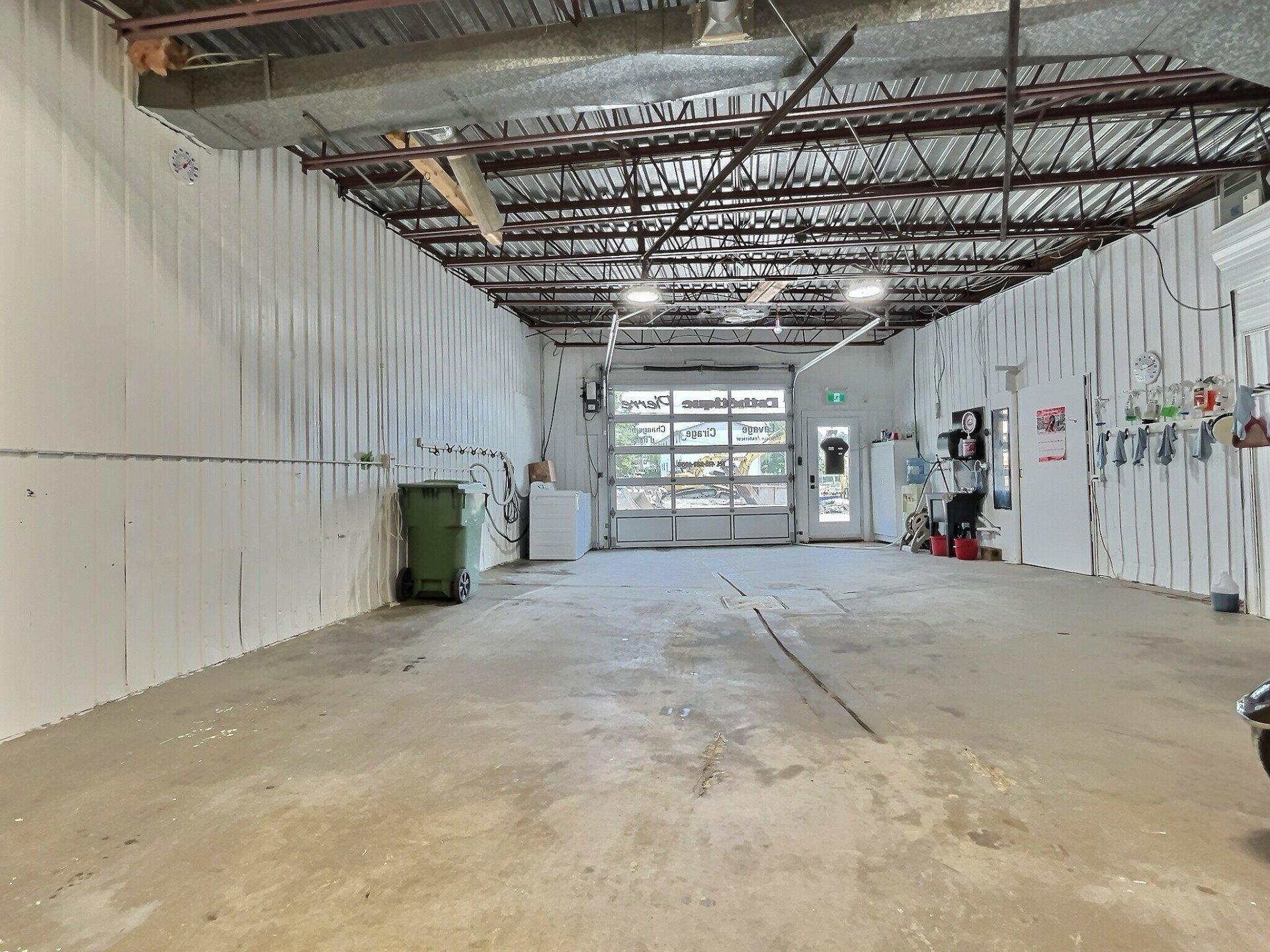 









881


Rue Notre-Dame E.

,
Thetford Mines,




QC
G6G2S9

