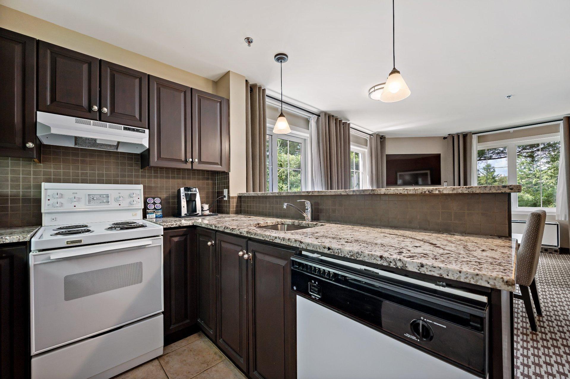









160


Ch. du Curé-Deslauriers

, 231-232,
Mont-Tremblant,




QC
J8E1T1

