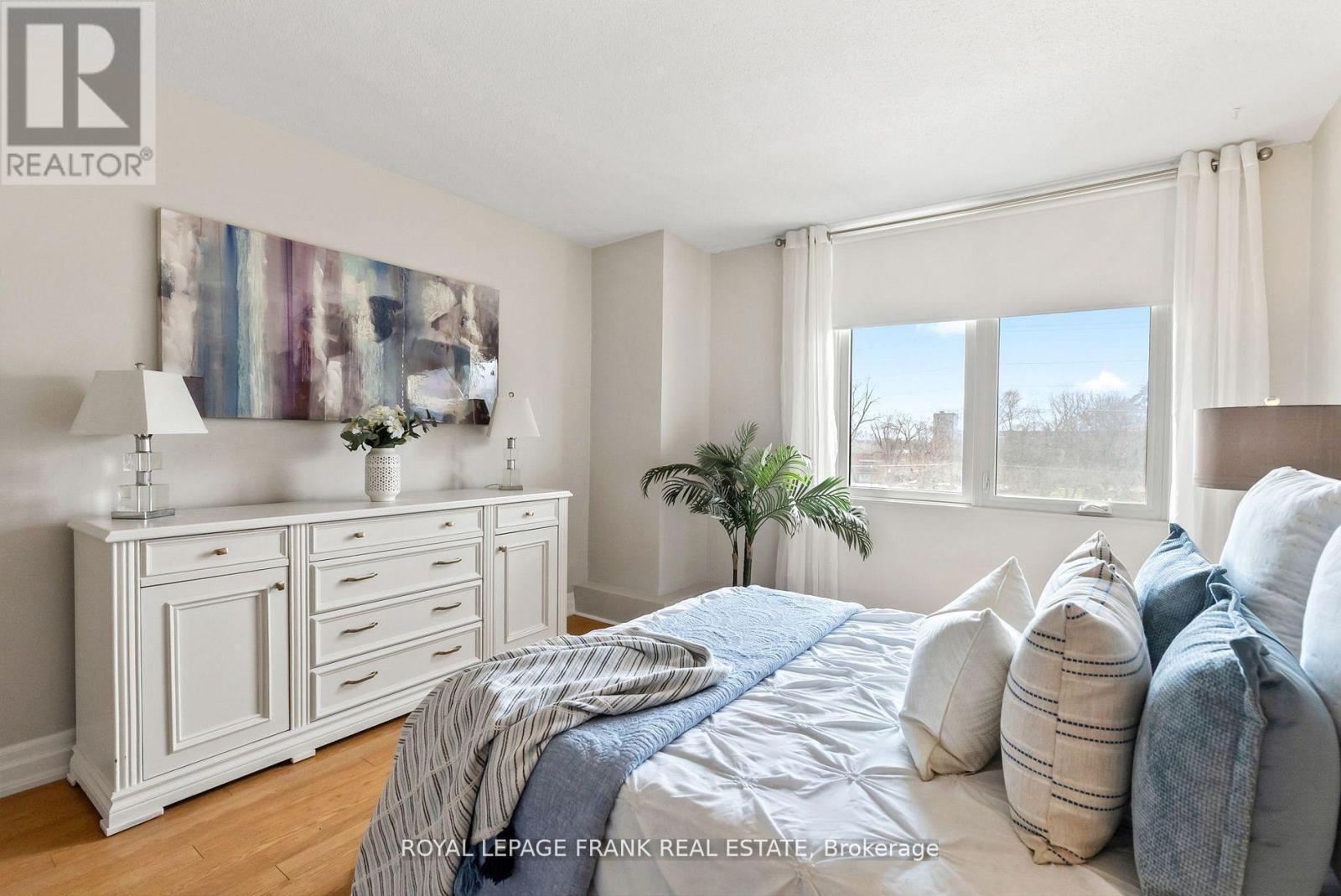 












405 - 363 SIMCOE STREET N

,
Oshawa (O'Neill),




Ontario
L1G4T2

