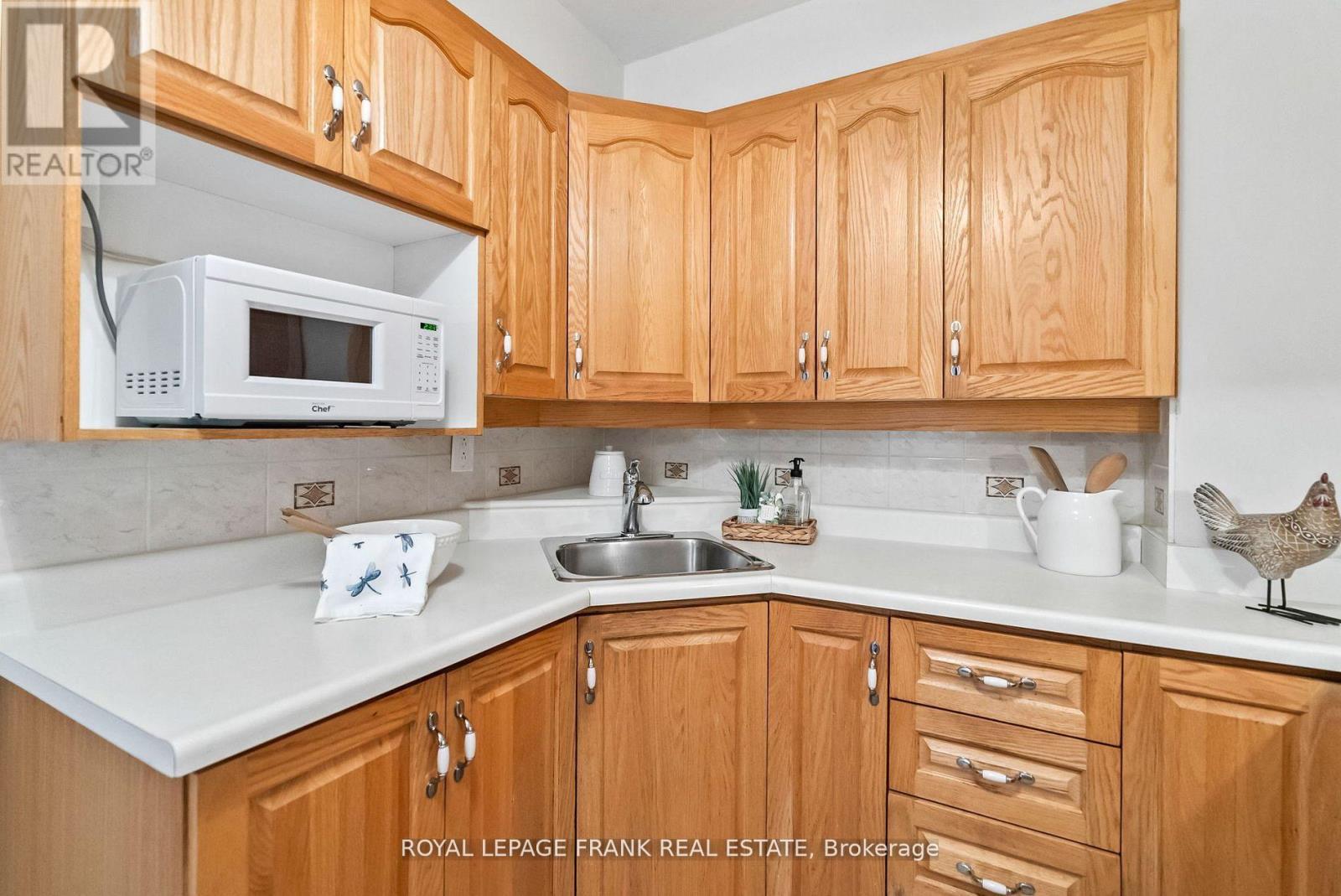 












405 - 363 SIMCOE STREET N

,
Oshawa (O'Neill),




Ontario
L1G4T2

