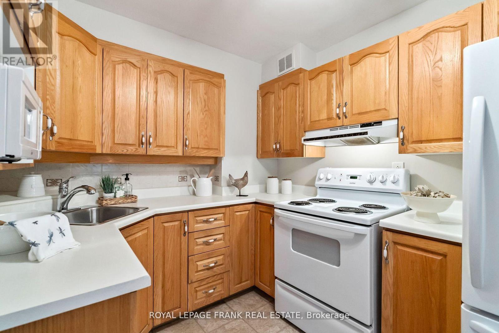 












405 - 363 SIMCOE STREET N

,
Oshawa (O'Neill),




Ontario
L1G4T2

