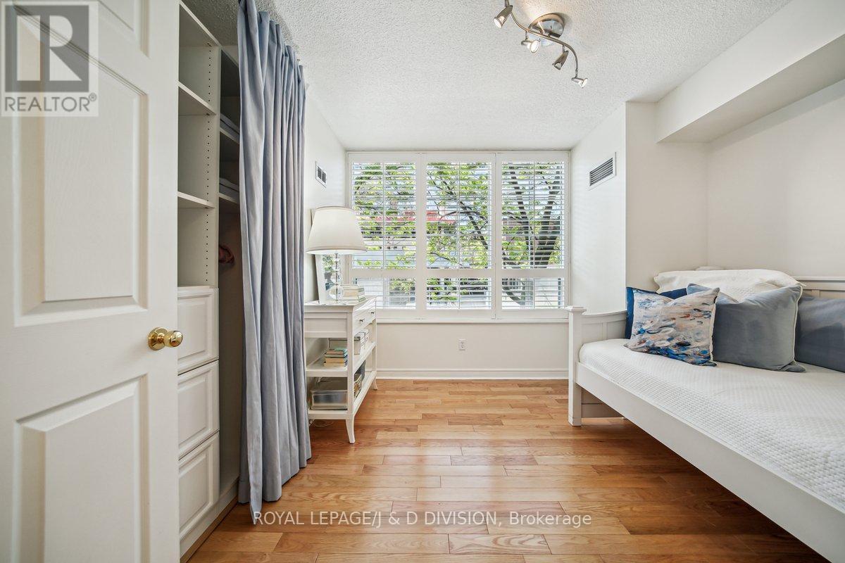 












206 - 35 MERTON STREET

,
Toronto,




Ontario
M4S3G4

