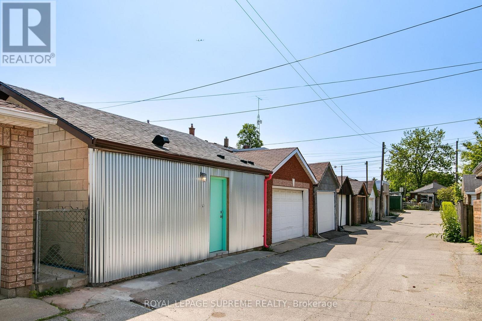 












LANEWAY - 216 SILVERTHORN AVENUE

,
Toronto,




Ontario
M6N3K4

