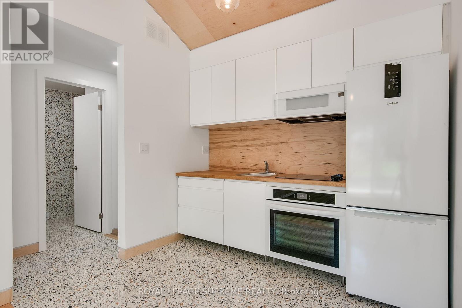 












LANEWAY - 216 SILVERTHORN AVENUE

,
Toronto,




Ontario
M6N3K4

