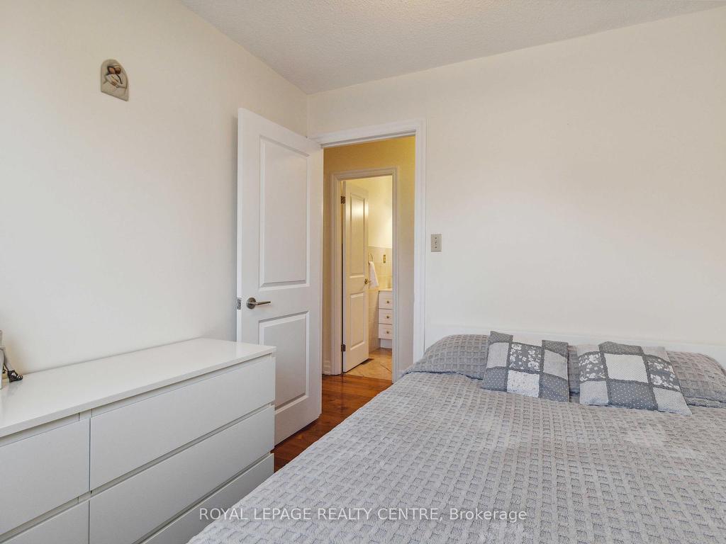 









504


Galedowns

Court,
Mississauga,




ON
L5A 3H9

