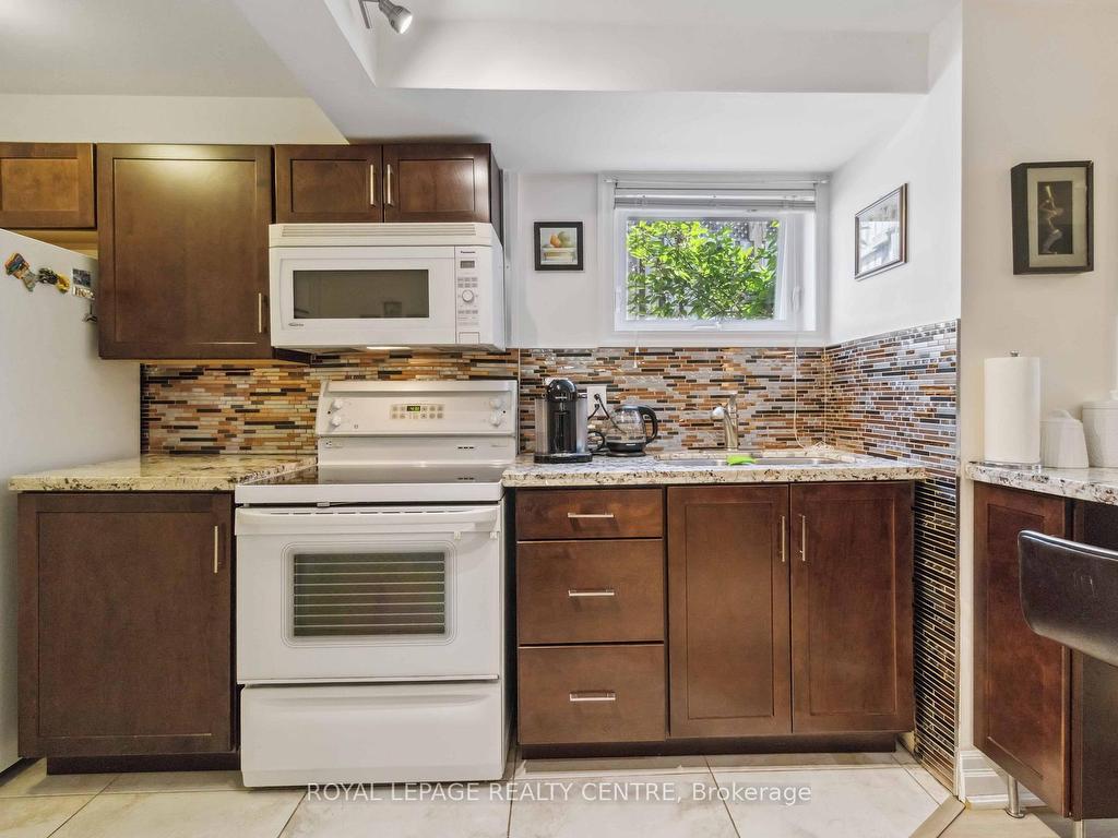 









504


Galedowns

Court,
Mississauga,




ON
L5A 3H9

