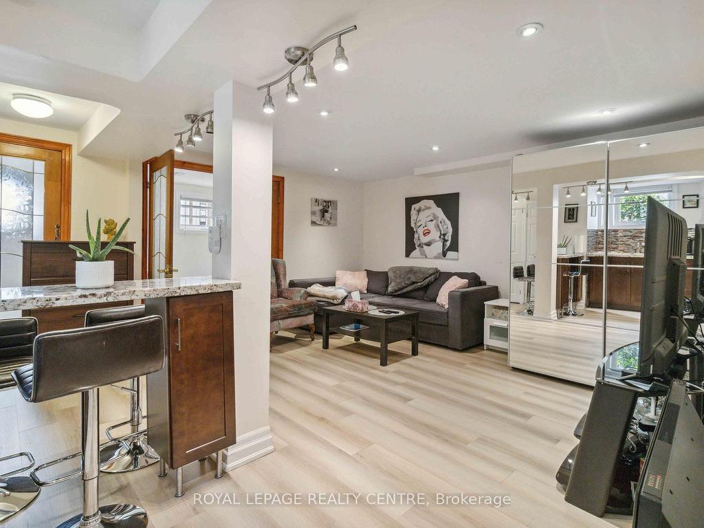 









504


Galedowns

Court,
Mississauga,




ON
L5A 3H9

