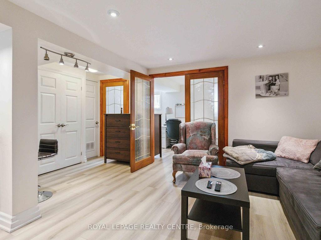 









504


Galedowns

Court,
Mississauga,




ON
L5A 3H9

