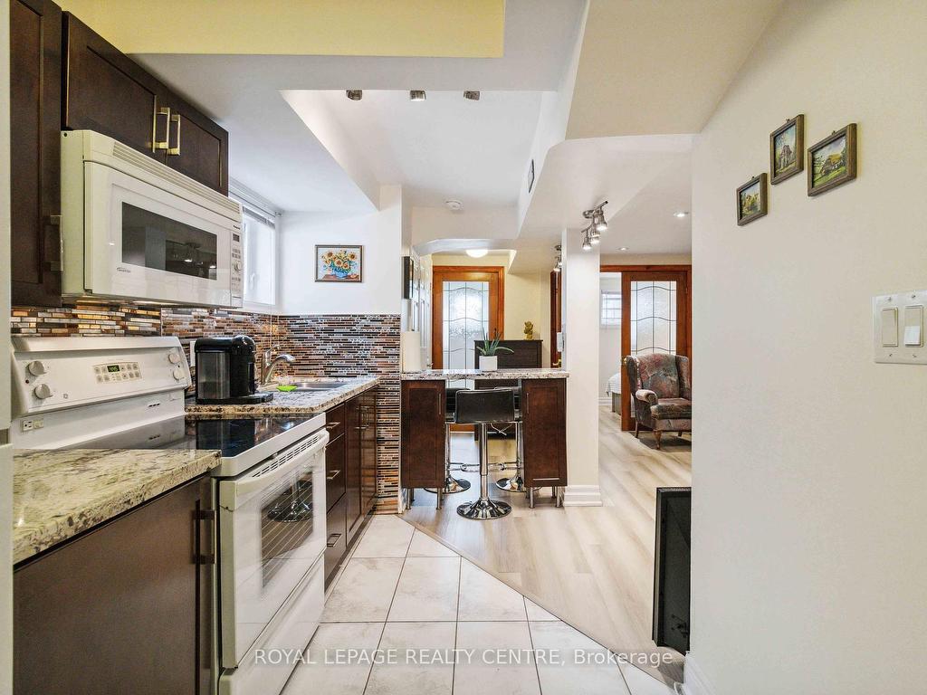 









504


Galedowns

Court,
Mississauga,




ON
L5A 3H9

