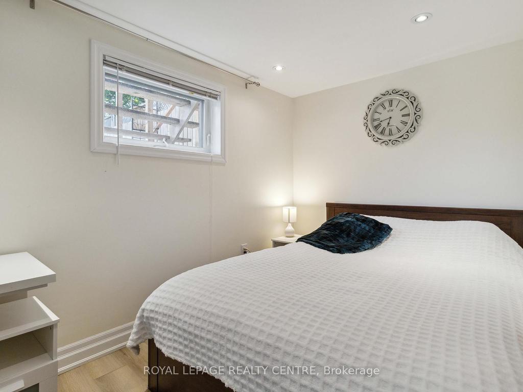 









504


Galedowns

Court,
Mississauga,




ON
L5A 3H9

