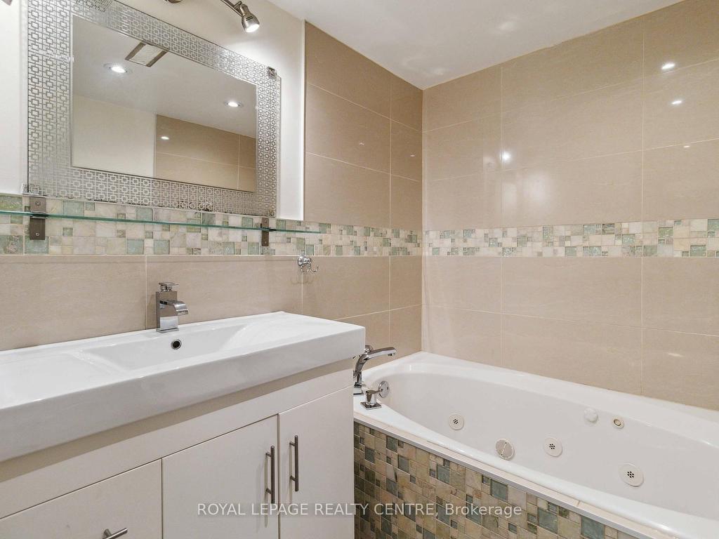 









504


Galedowns

Court,
Mississauga,




ON
L5A 3H9

