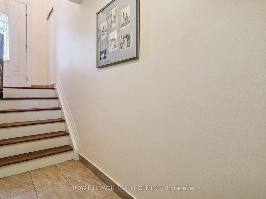 









504


Galedowns

Court,
Mississauga,




ON
L5A 3H9

