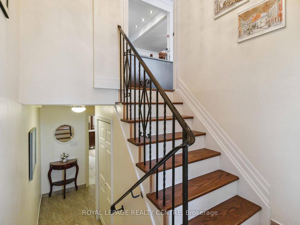 









504


Galedowns

Court,
Mississauga,




ON
L5A 3H9

