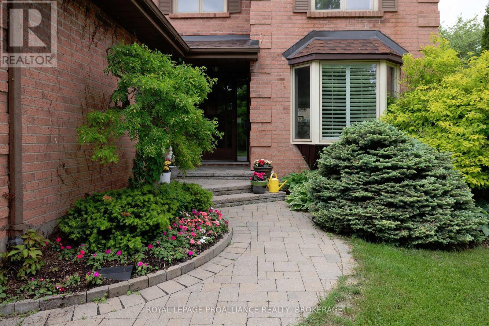 












11 GLENWOOD COURT

,
Kingston (Central City West),




Ontario
K7M7G1

