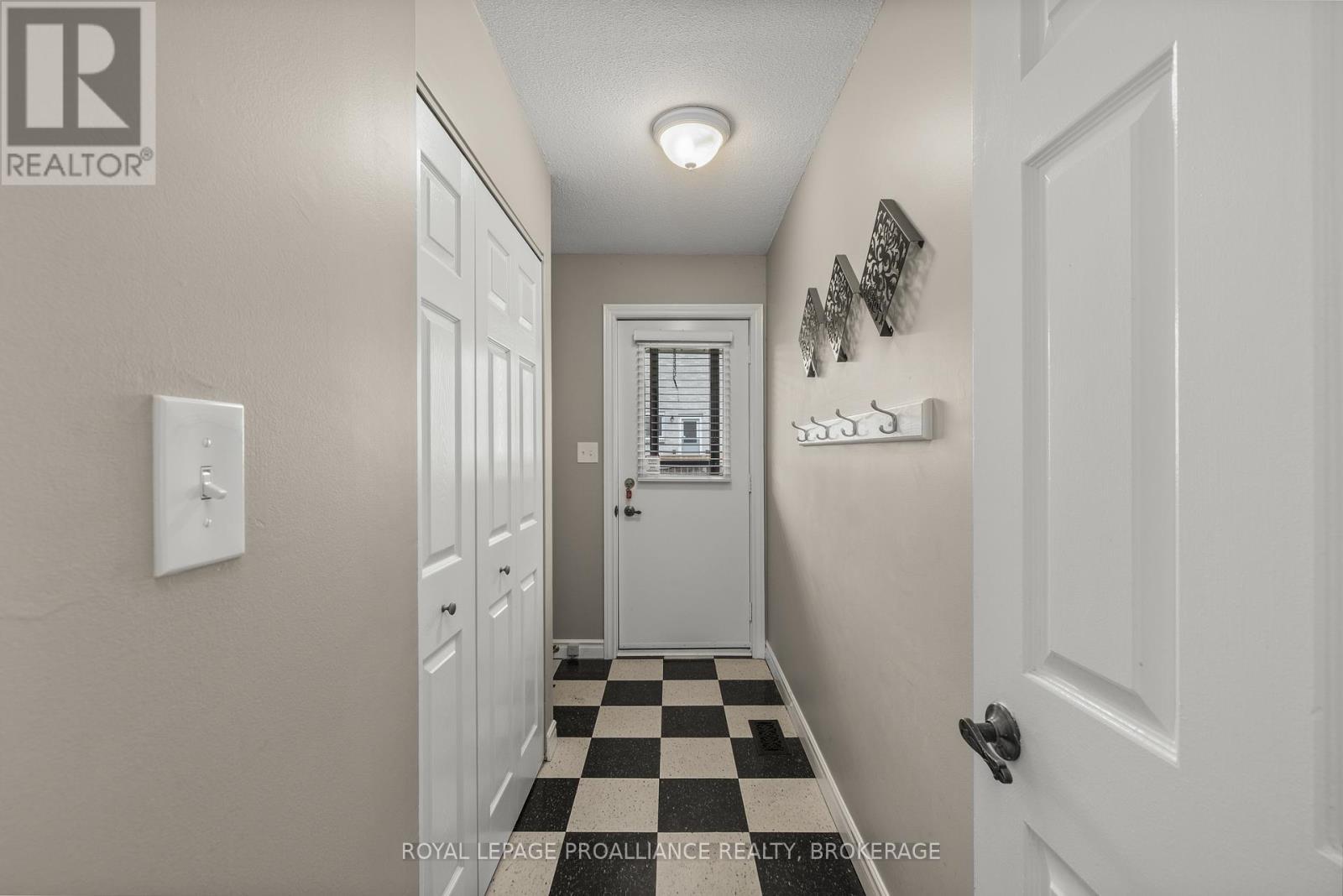 












11 GLENWOOD COURT

,
Kingston (Central City West),




Ontario
K7M7G1

