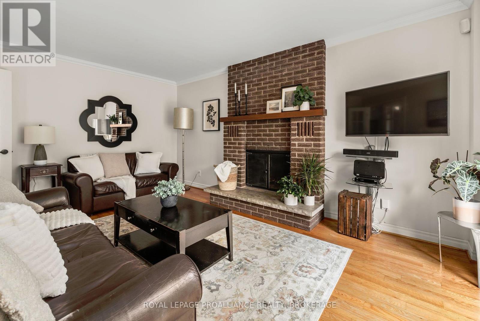 












11 GLENWOOD COURT

,
Kingston (Central City West),




Ontario
K7M7G1

