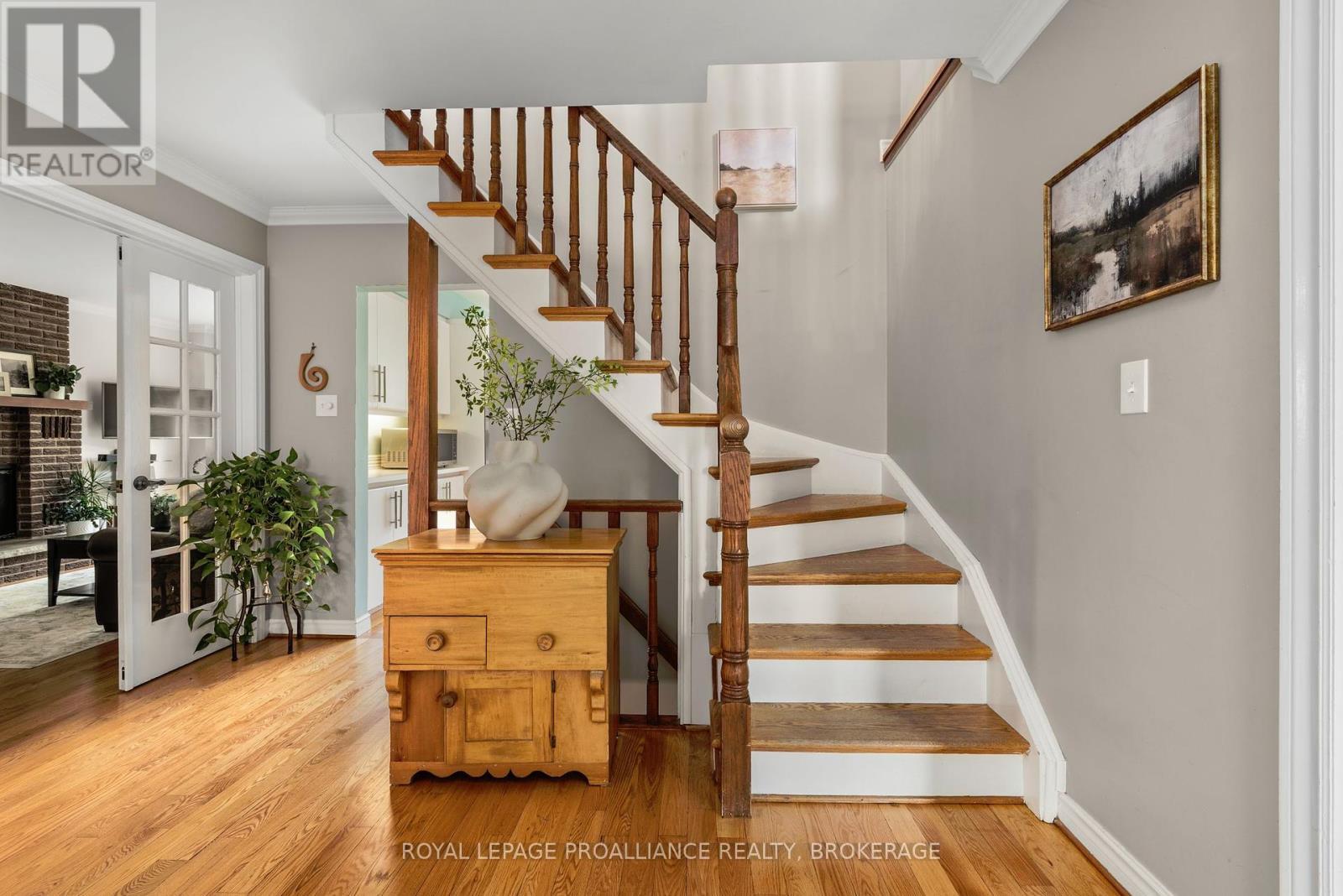 












11 GLENWOOD COURT

,
Kingston (Central City West),




Ontario
K7M7G1

