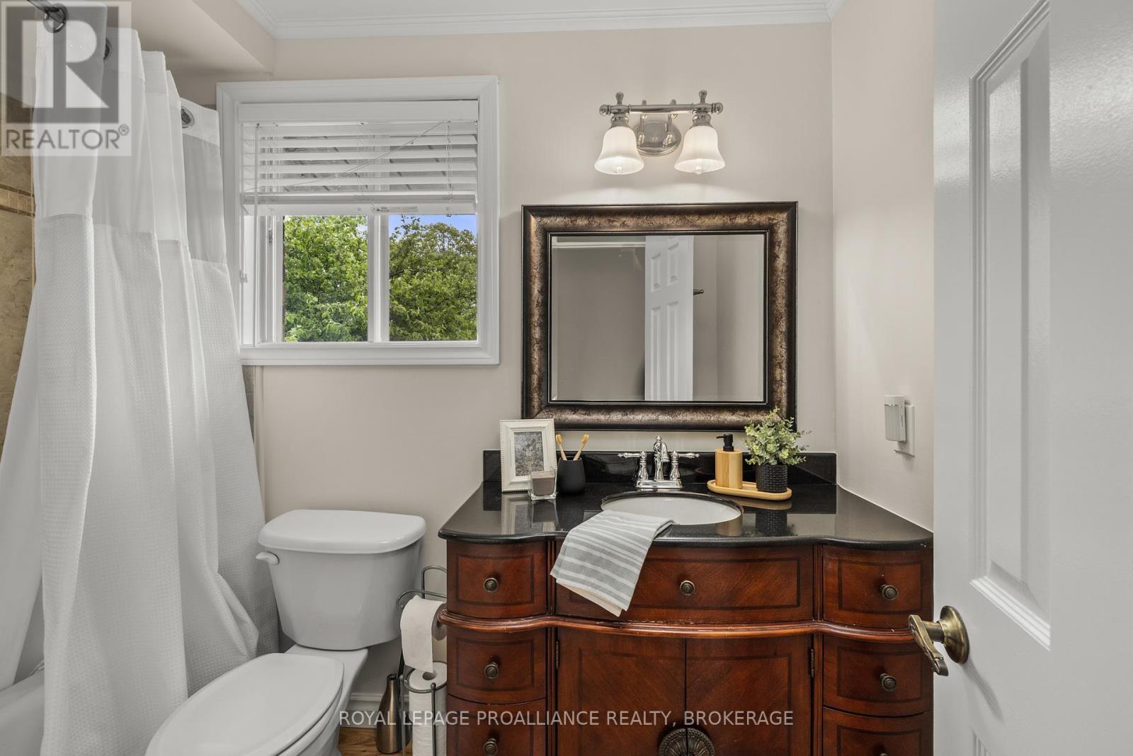 












11 GLENWOOD COURT

,
Kingston (Central City West),




Ontario
K7M7G1


