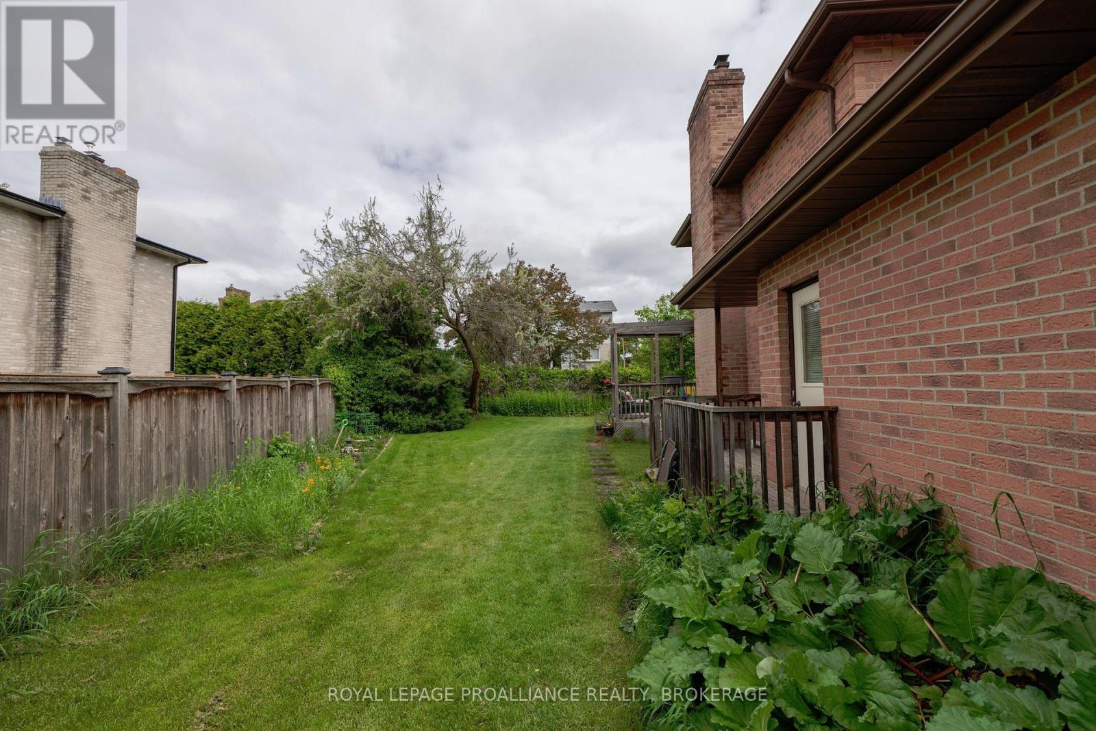 












11 GLENWOOD COURT

,
Kingston (Central City West),




Ontario
K7M7G1

