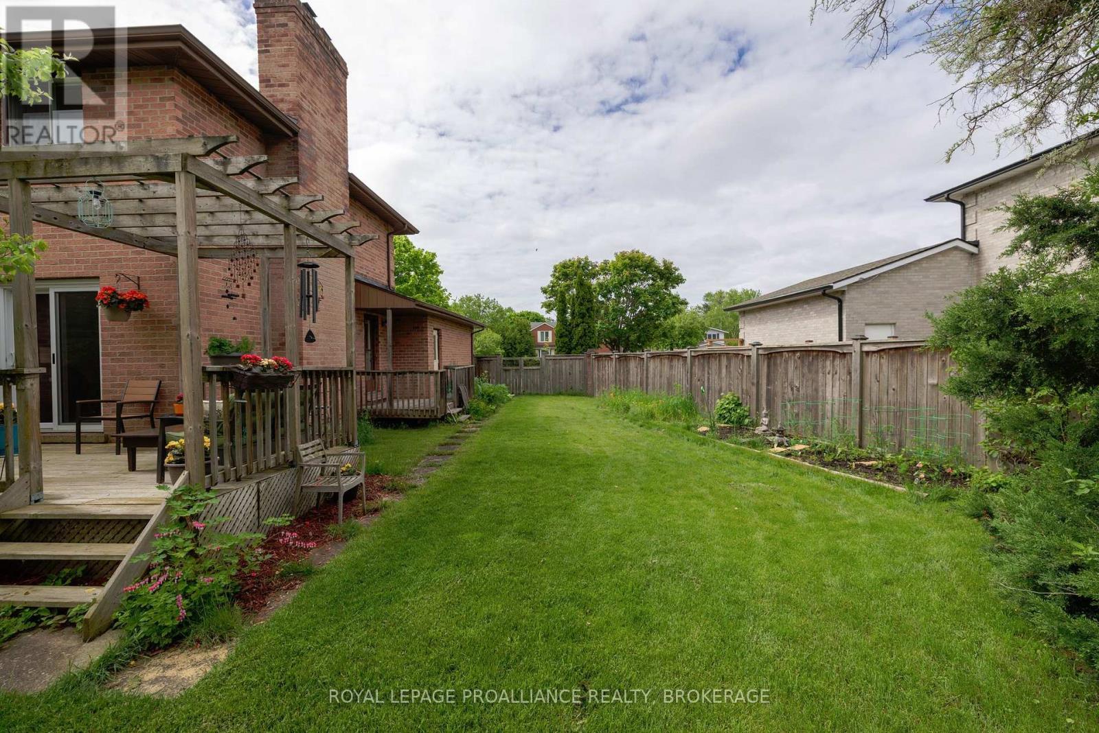












11 GLENWOOD COURT

,
Kingston (Central City West),




Ontario
K7M7G1

