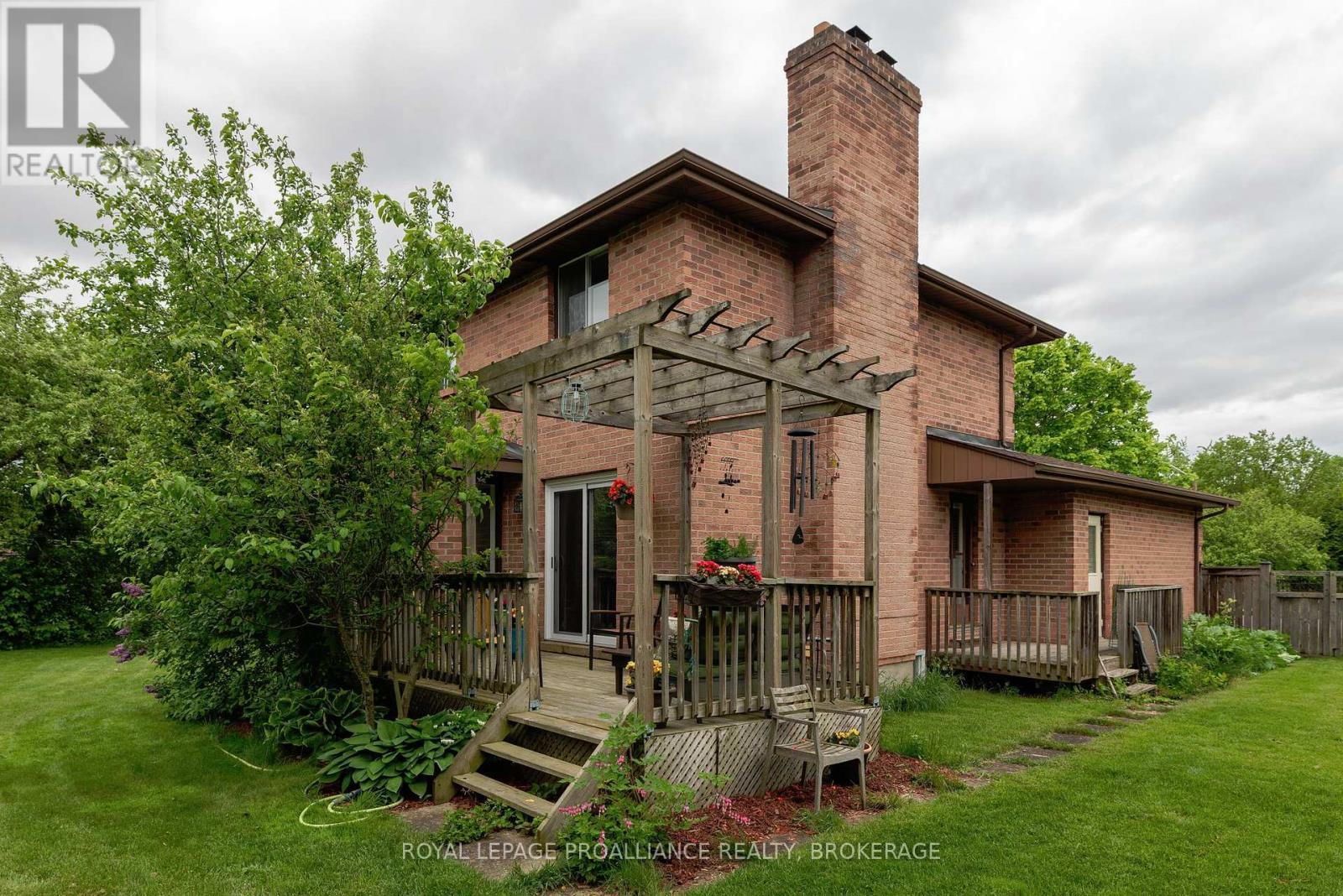 












11 GLENWOOD COURT

,
Kingston (Central City West),




Ontario
K7M7G1

