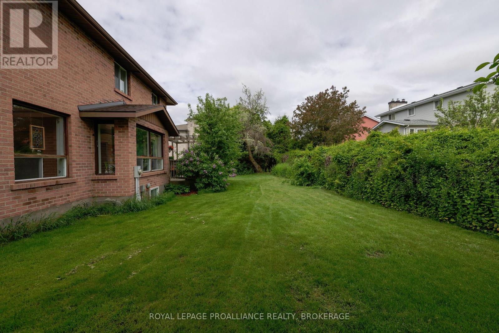 












11 GLENWOOD COURT

,
Kingston (Central City West),




Ontario
K7M7G1

