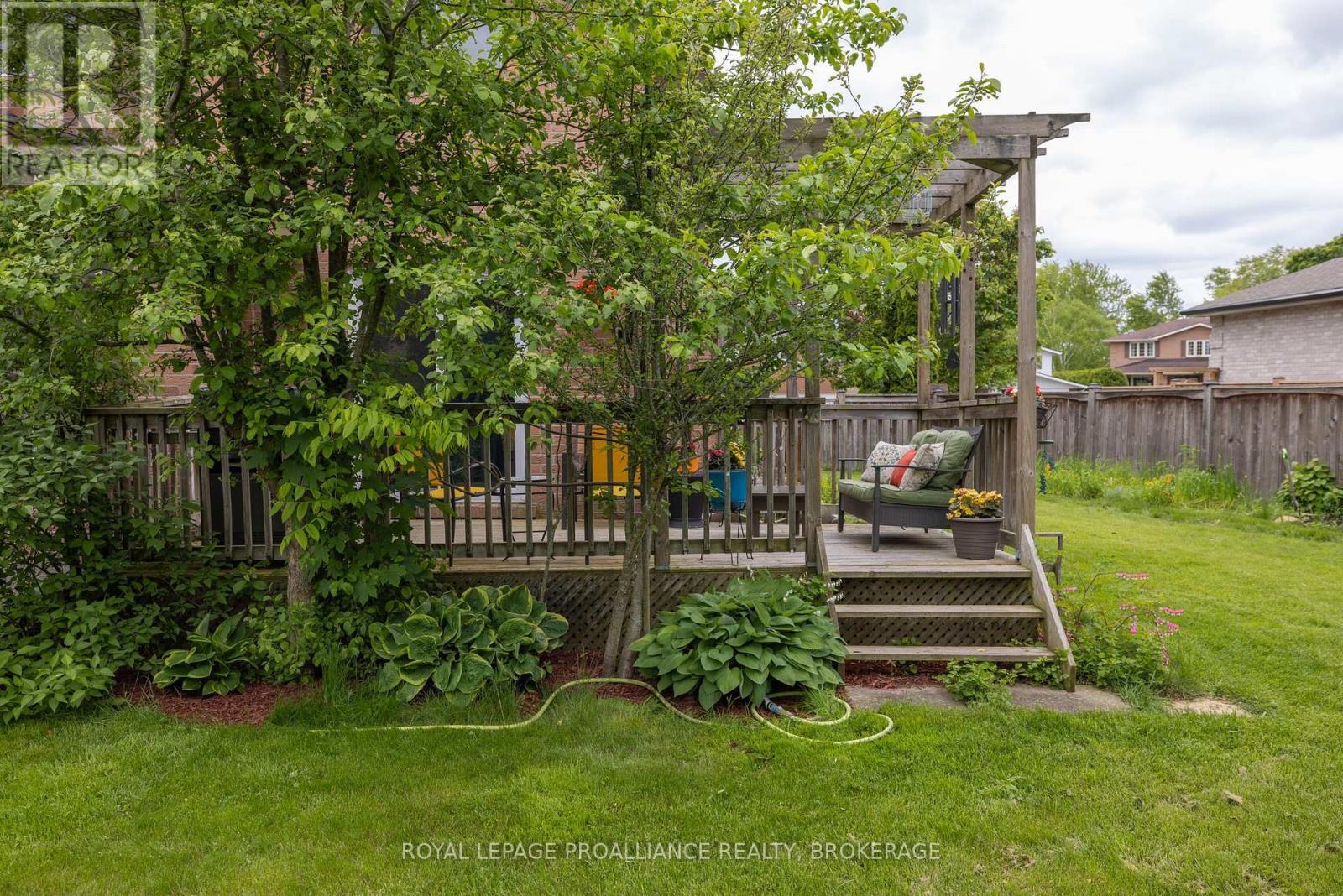 












11 GLENWOOD COURT

,
Kingston (Central City West),




Ontario
K7M7G1

