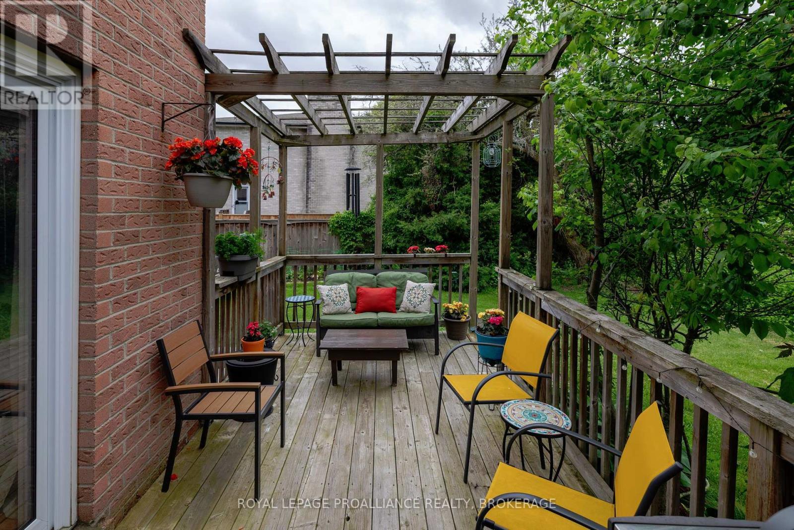 












11 GLENWOOD COURT

,
Kingston (Central City West),




Ontario
K7M7G1

