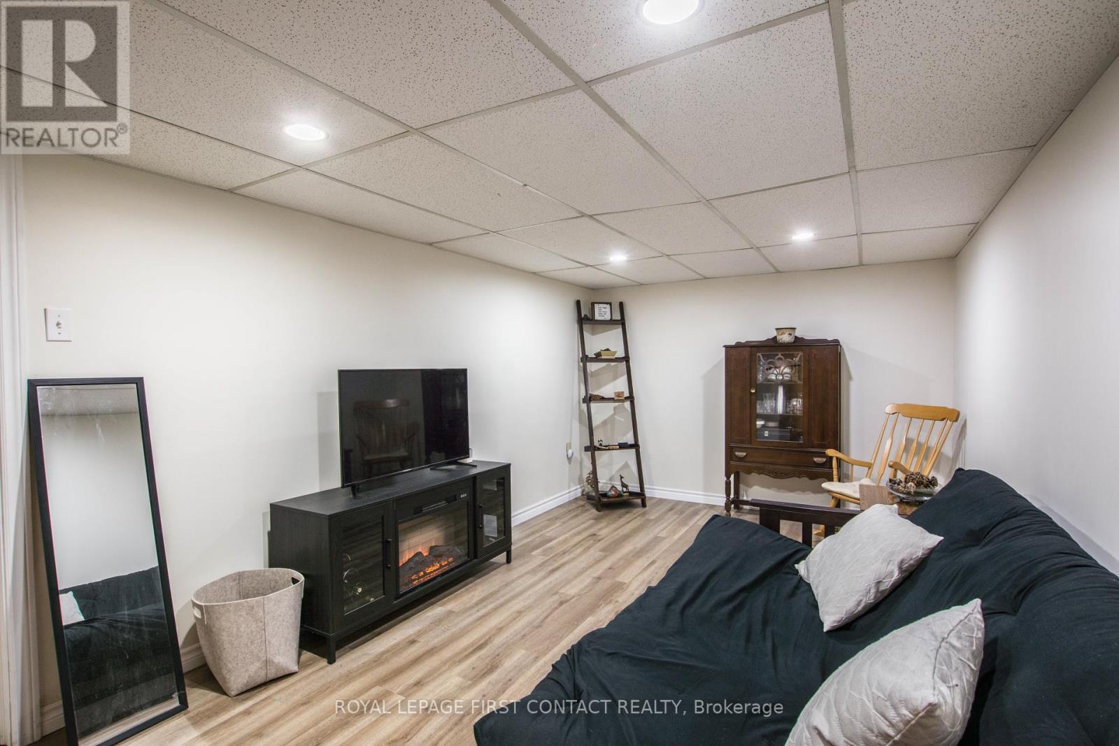 












4 - 261 ROSE STREET

,
Barrie,




Ontario
L4M2V3

