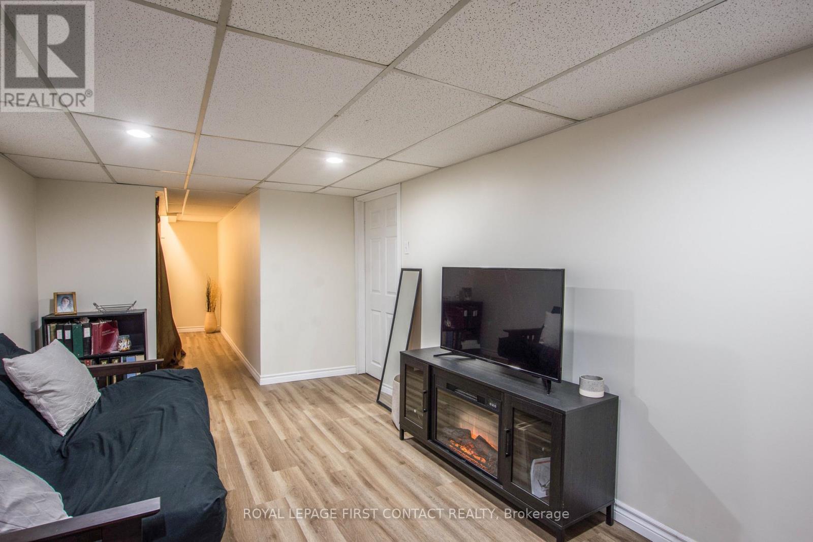 












4 - 261 ROSE STREET

,
Barrie,




Ontario
L4M2V3


