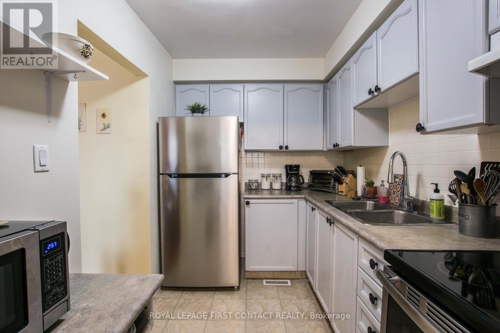 












4 - 261 ROSE STREET

,
Barrie,




Ontario
L4M2V3

