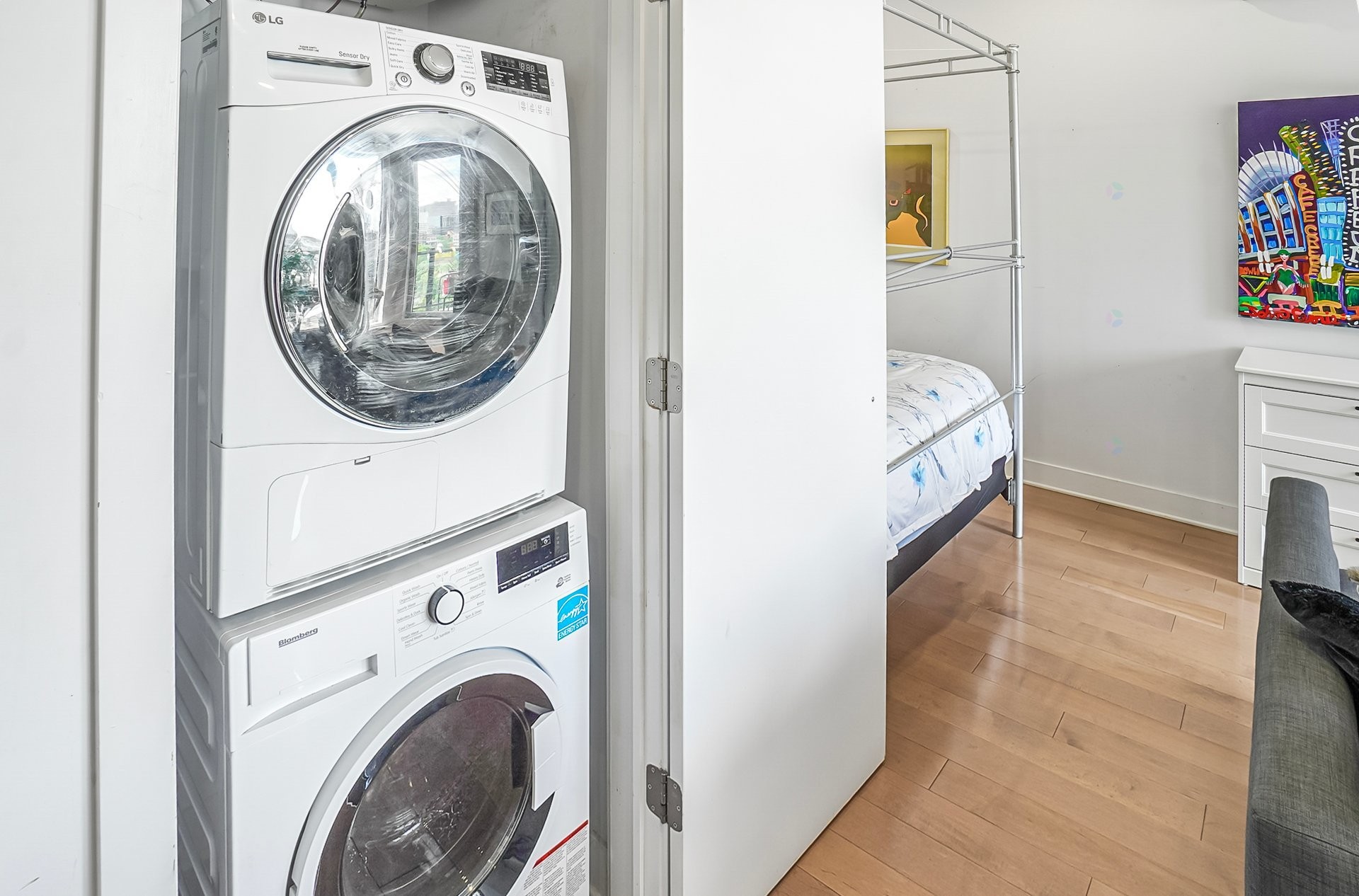 









2100


Boul. St-Laurent

, PH4,
Montréal (Ville-Marie),




QC
H2X0E4

